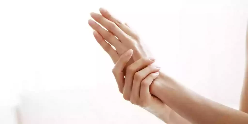 5 نصائح سحرية لازالة تجاعيد اليدين المبكرة