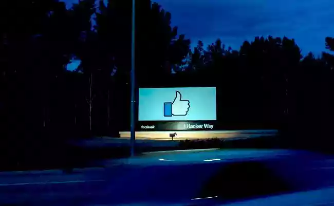 فيسبوك تقوم بإزالة زر “اعجاب” من جميع الصفحات العامة