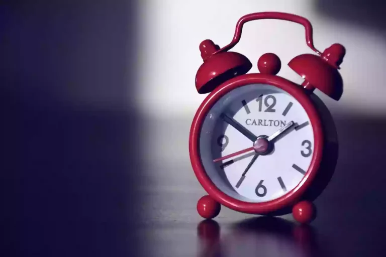أفضل 7 تطبيقات منبه لمنعك من الضغط على زر الغفوه