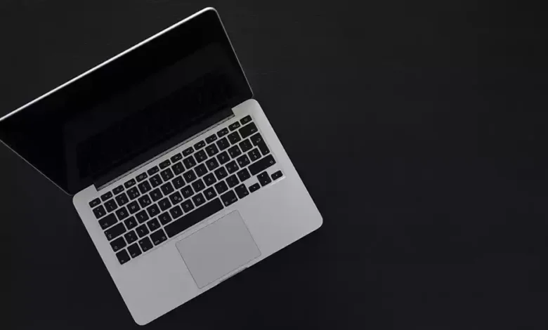 حل مشكلة الشاشة السوداء في MacBook Pro