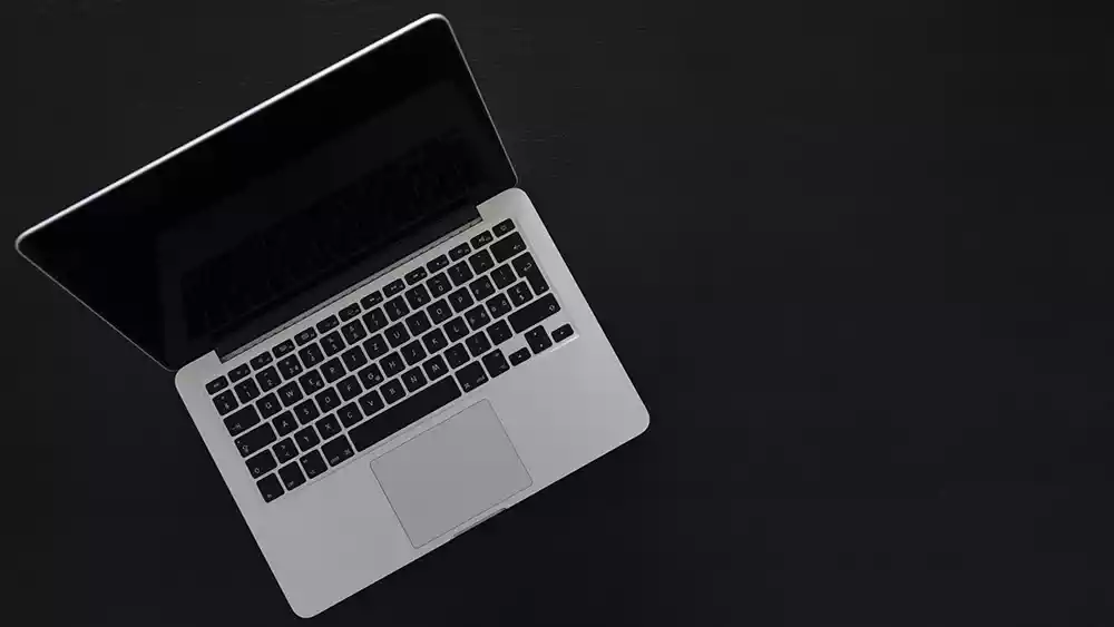 حل مشكلة الشاشة السوداء في MacBook Pro