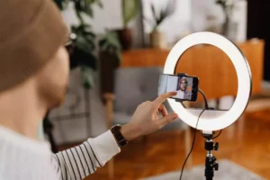قوة المحتوى التافه: لماذا نحب الأشياء الصغيرة التي تجعل الحياة أسهل