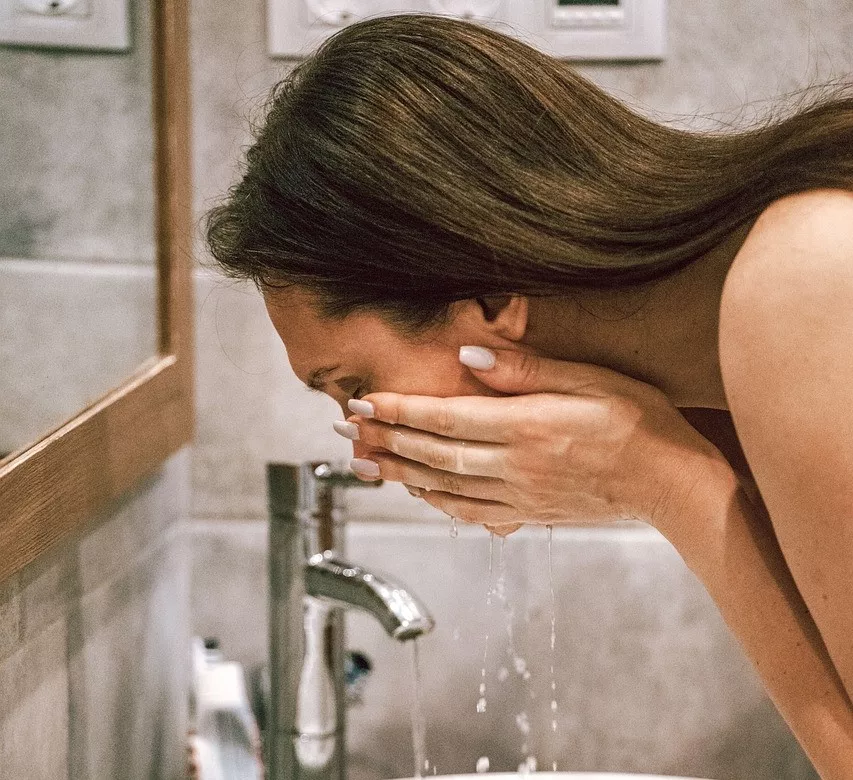 فوائد غسل الوجه بالماء البارد