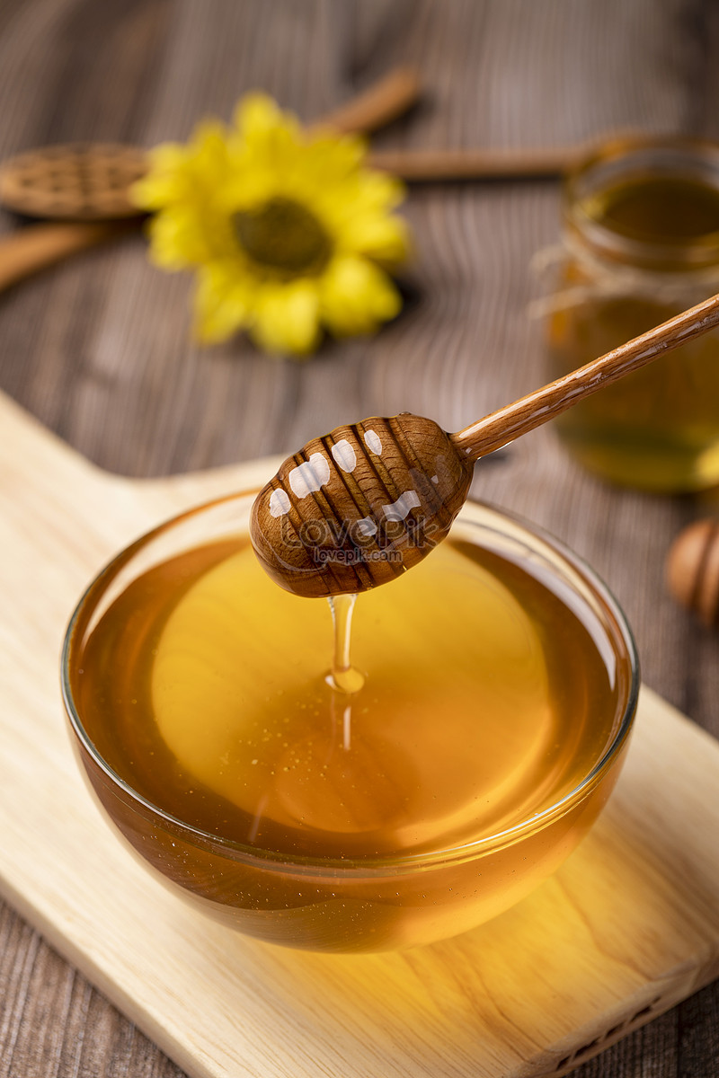 صورة لطبق يحتوي على عسل النحل المفيد لعلاج تصبغات البشرة.