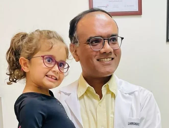 طفلة مصابة بمرض نادر تخضع لجراحة مُنقذة للحياة هي الأولى من نوعها في مستشفى ميدكير لجراحة العظام والعمود الفقري