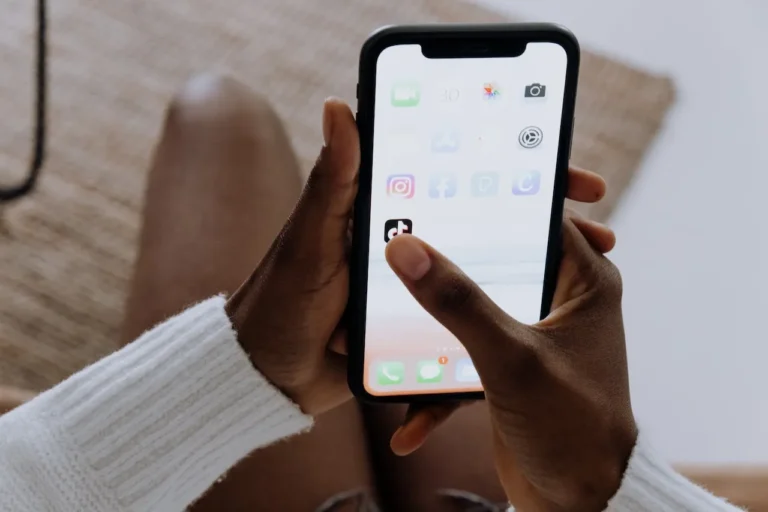 رفع مستوى حضورك على TikTok: فهم أهمية المتابعين والمشاهدات وحفظ الفيديو