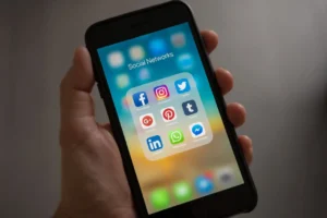 ما هو تأثير وسائل التواصل الاجتماعي على أدمغة المراهقين؟
