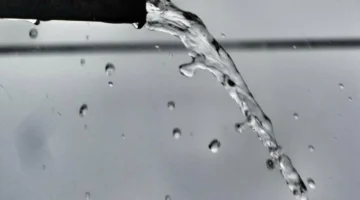 الدليل الشامل: ما هي أهمية الكشف الدوري عن تسربات المياه وكيف يحمي استثمارك العقاري؟