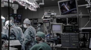 فيلم “مريض”: نظرة معمقة على المحاكاة الطبية وتفاعل الأطباء بالمرضى