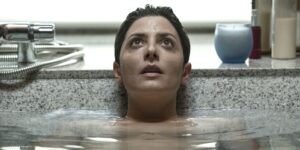 مراجعة فيلم 'الضيف الخفي': رحلة إلى قلب الأكاذيب والتشويق