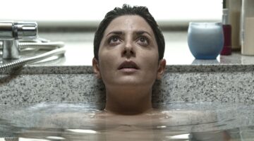 مراجعة فيلم ‘الضيف الخفي’: رحلة إلى قلب الأكاذيب والتشويق