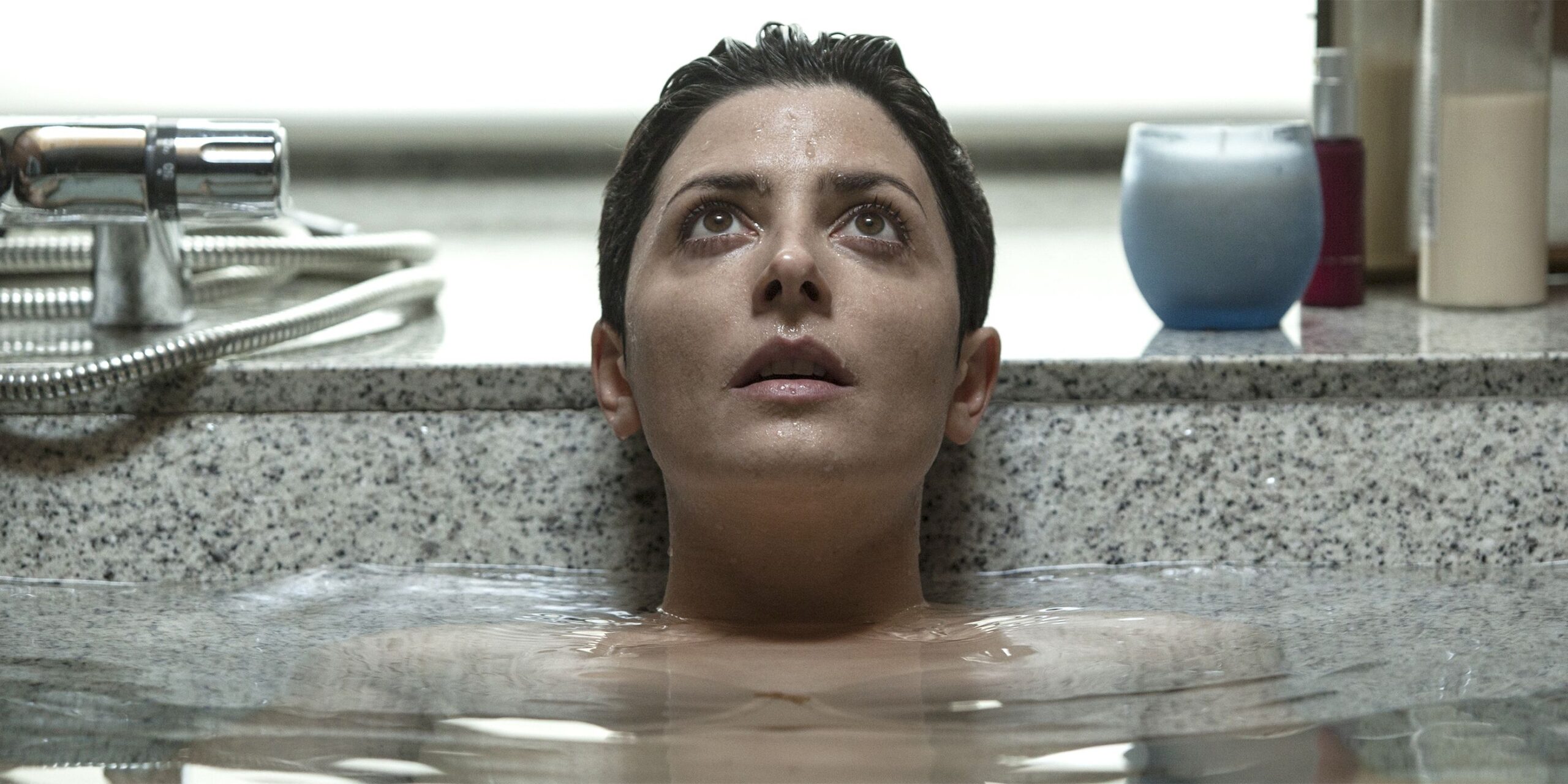 مراجعة فيلم ‘الضيف الخفي’: رحلة إلى قلب الأكاذيب والتشويق