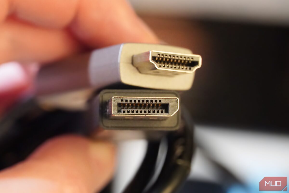 DisplayPort ضد HDMI: مقارنة شاملة لاختيار كابل توصيل الشاشات الأنسب لك