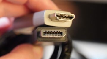 DisplayPort ضد HDMI: مقارنة شاملة لاختيار كابل توصيل الشاشات الأنسب لك