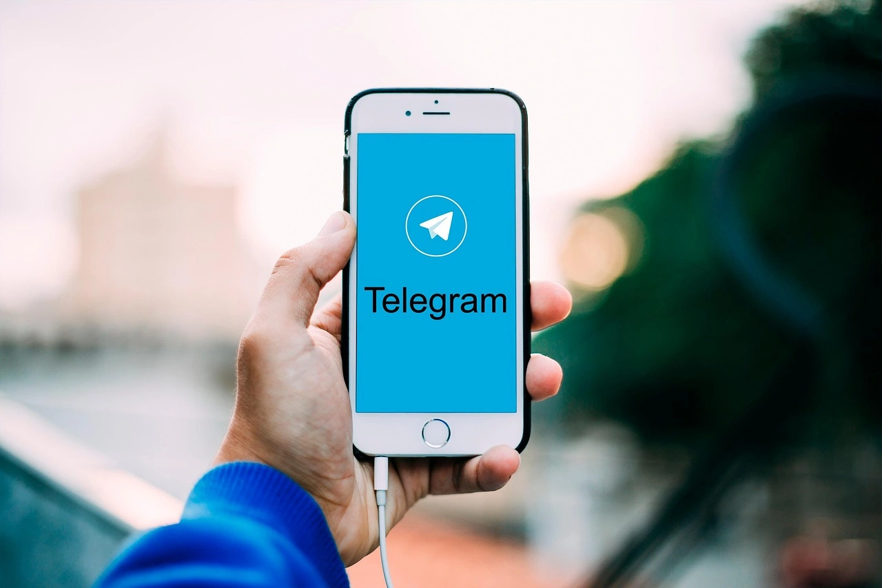 إشارات المؤشرات الاصطناعية المجانية – Telegram: كيفية العثور على تنبيهات تداول مفيدة دون تخمين
